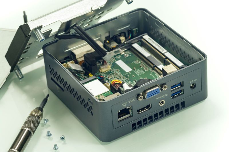 Intel NUC 9 Pro NUC9V7QNX BKNUC9V7QNX1 Workstation Kit