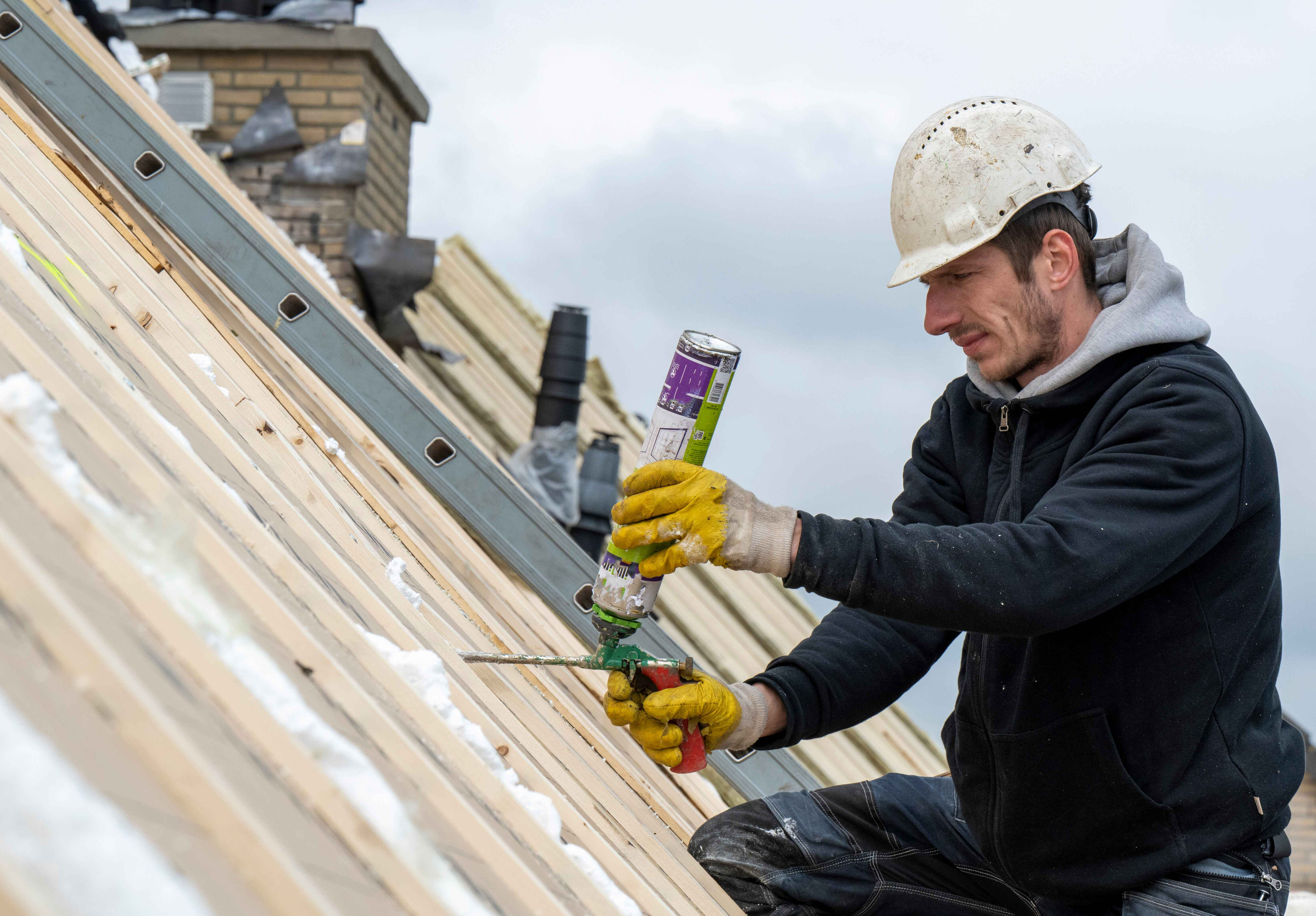 roofing-team-working-at-height
