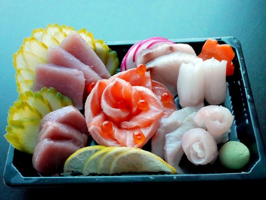 SUSHI & RAMEN by Nomiya - Servido Menu (Takeaway, Delivery) - Sashimi Moriawase - Fish Slices Mix - (10 pcs)