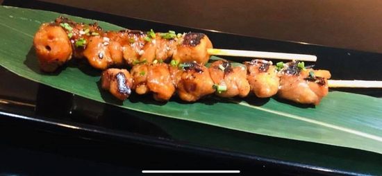 SUSHI & RAMEN by Nomiya - Servido Menu (Takeaway, Delivery) - Yakitori - Espetadinhas de Frango - (4 uni)  