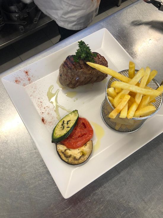 Borsalino - Servido Menu (Takeaway, Delivery) - Beef fillet 250 g with fries and vegetables