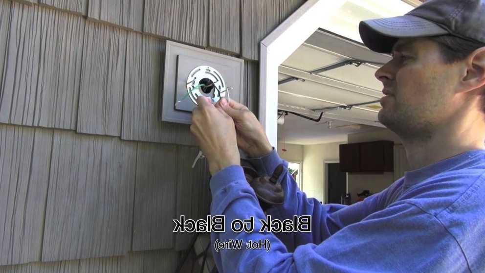 Featured Photo of Hanging Outdoor Lights on Vinyl Siding