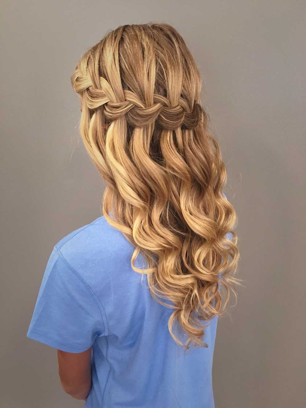 Featured Photo of Charming Waves And Curls Prom Hairstyles