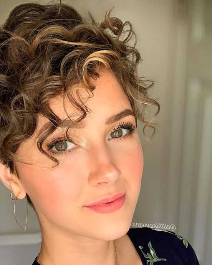 Voluminous Pixie Hairstyles with Wavy Texture