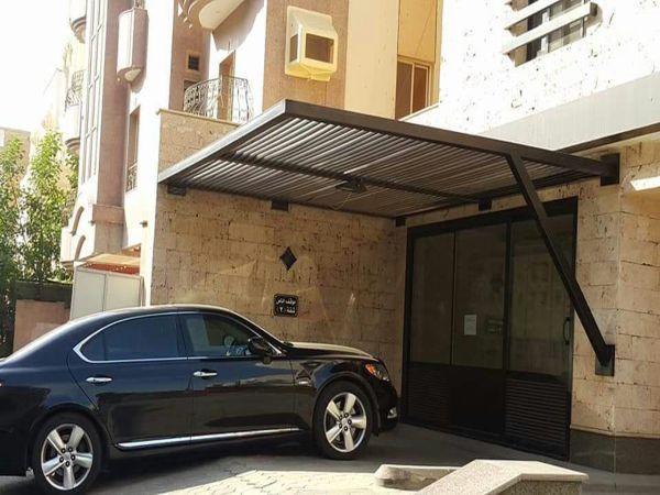 تنسيق حديقة سطح بجلسة برجولة