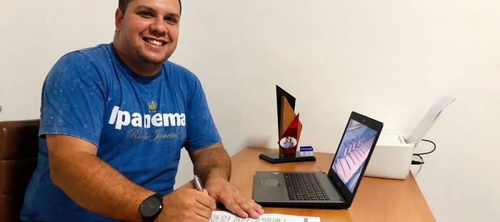 De pequena cidade mineira, o cantor Wellington Cardoso traz novidades para o streaming