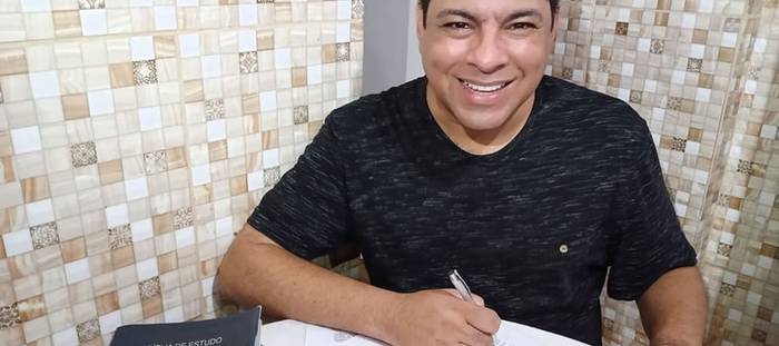 Antes resistente a igreja, agora o cantor André Moreira vive e prega o evangelho