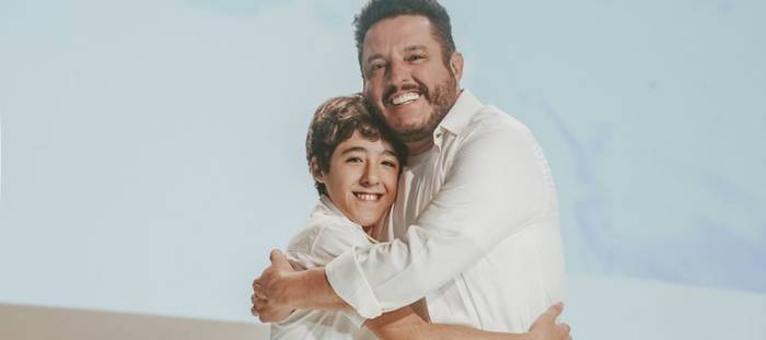 Pai e filho unidos por uma mensagem de paz