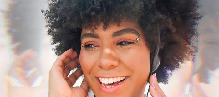 Daisy Anne anuncia data do lançamento do seu próximo single - Com Alegria