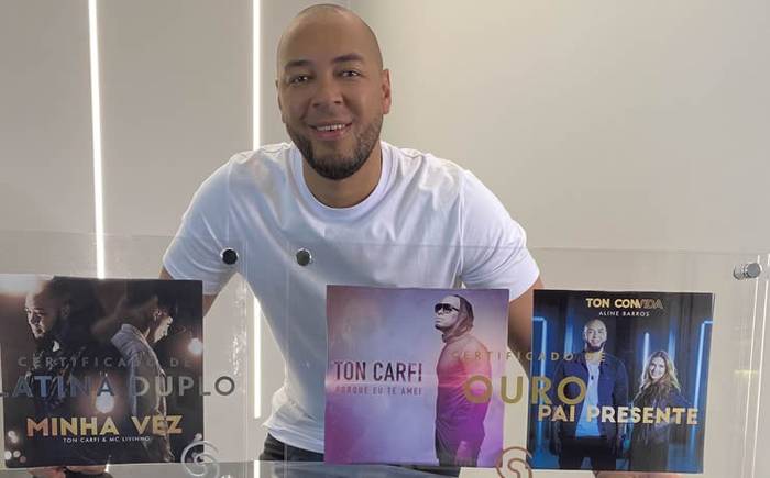 Ton Carfi recebe discos de ouro e de platina duplo pela Som Livre