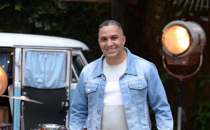 Waguinho faz releitura do hit "Tá Chorando Por Quê?" em ritmo de samba