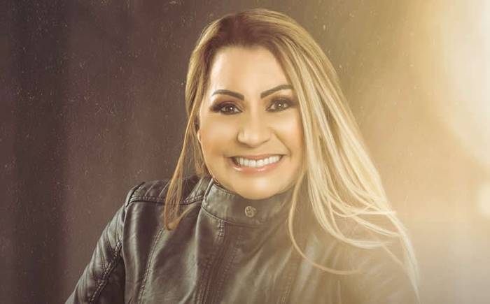 "Anônimos também protagonizam" é o novo single de Sandra Lima