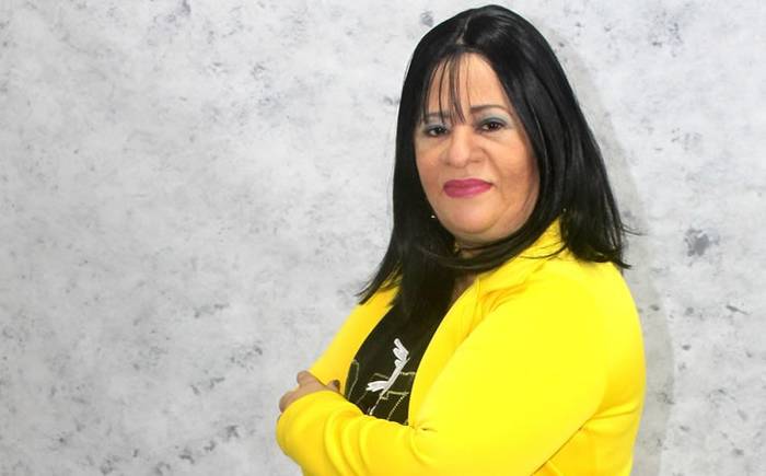 Thyna Ramos lança o single "Acorda" nas plataformas digitais como um alerta para os cristãos