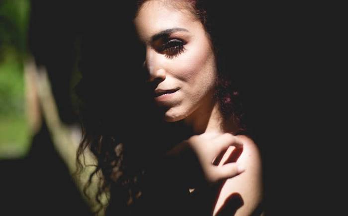 Juliana Machado divulga capa de seu primeiro álbum "Intimidade"