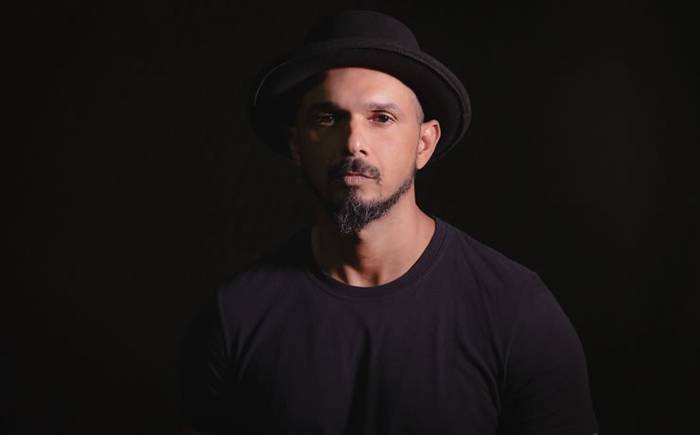 Sem abrir mão do rock, Emerson Bruno lança EP acústico com participação de G.Hoffmam
