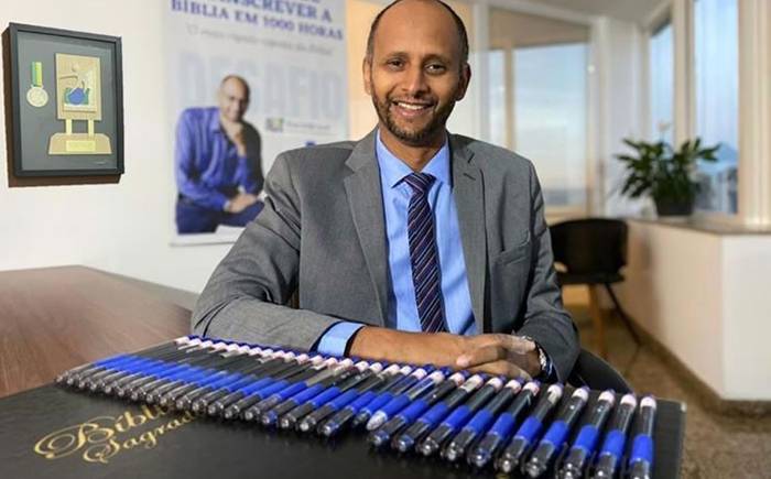 Wandemberg Marques recebe título do Rank Brasil por utilizar 52 canetas para transcrever a Bíblia