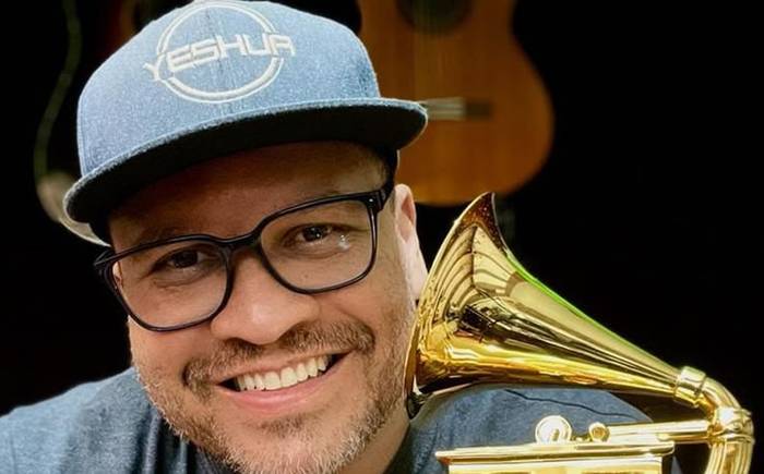 Adelso Freire recebe a estatueta do Grammy Latino pela produção do EP “Seguir Teu Coração”
