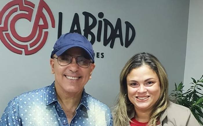 Labidad Music entrega placa de 100 mil inscritos, no YouTube, a banda Novo Som