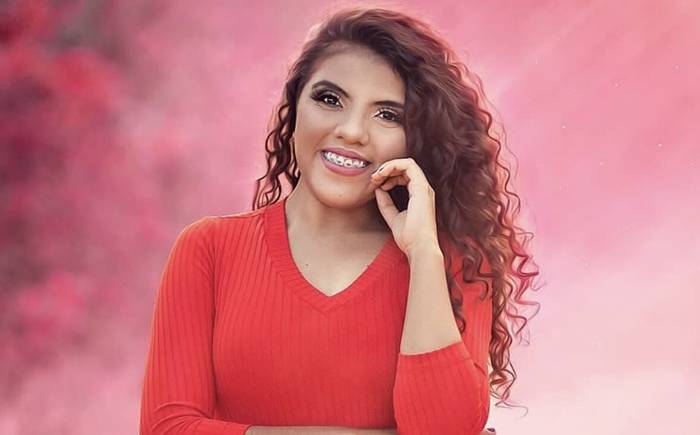 Léia Júlia estreia no cenário musical com a canção autoral “Aquece o Altar”