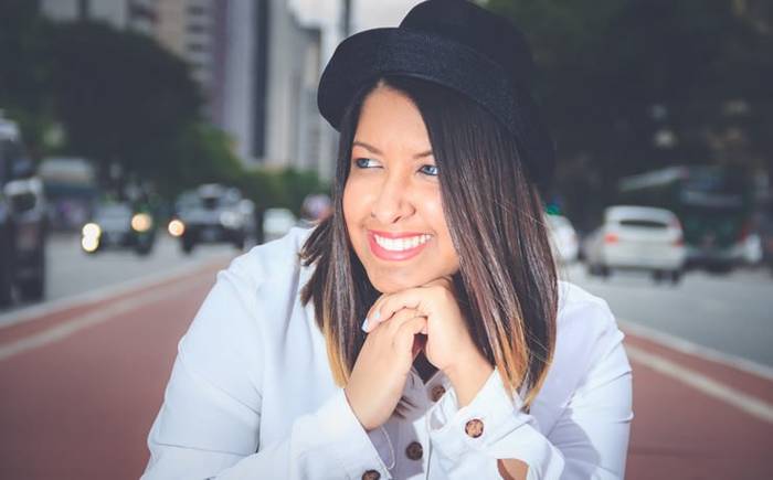 July Gadiol completa 23 anos de carreira e anuncia EP visual