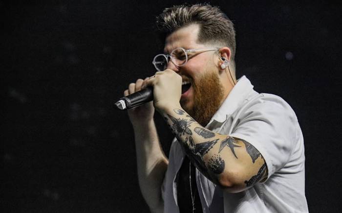 Mateus Brito lança o EP "Tua Presença Vale Mais" pelo Brasas Music