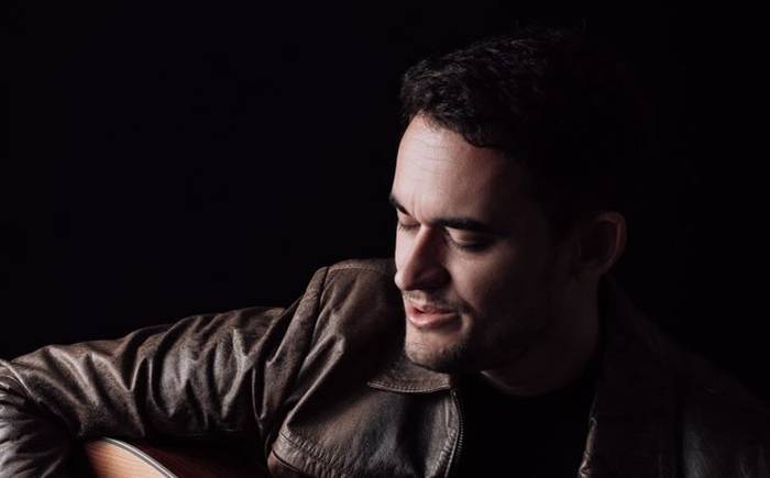 Com elementos do folk, Filipe Figueiredo lança o single “Meu Socorro”