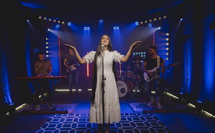 Em seu novo single “Ele Não Desceu da Cruz", Angélica Azevedo canta sobre o sacrifício de amor de Jesus na cruz