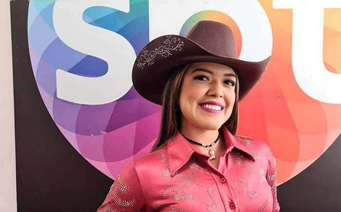 Carina Garay, cantora da Sony Music, vai se apresentar no Programa Raul Gil