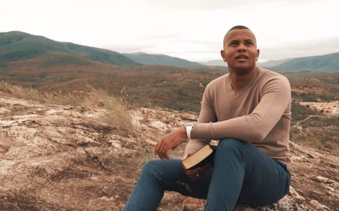 “Deus, Eu Te Amo”, Jeferson Maia declara adorando a Deus em seu primeiro single