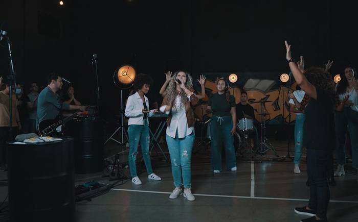 Santo Pra Sempre: Érica Oliveira interpreta em português o sucesso “Holy Forever”