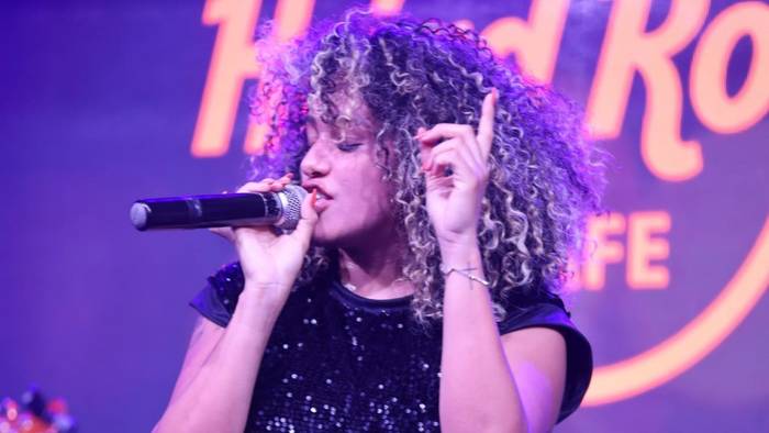 Leidy Murilho se apresenta no Hard Rock Café de Curitiba