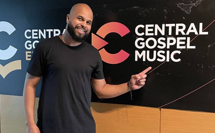 Téo Brasil assina com a Central Gospel Music e anuncia gravação de projeto ao vivo