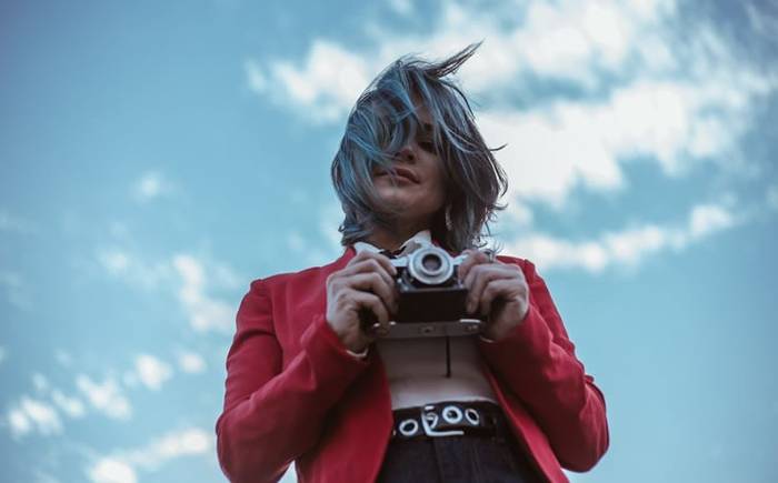 Daniela Araújo envolve público na criação de 'Bem Melhor', sua nova música lançada.