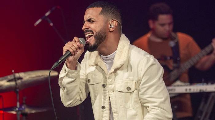 Israel Soares canta sobre o poder e cuidado de Deus na canção “Deus de Milagres”