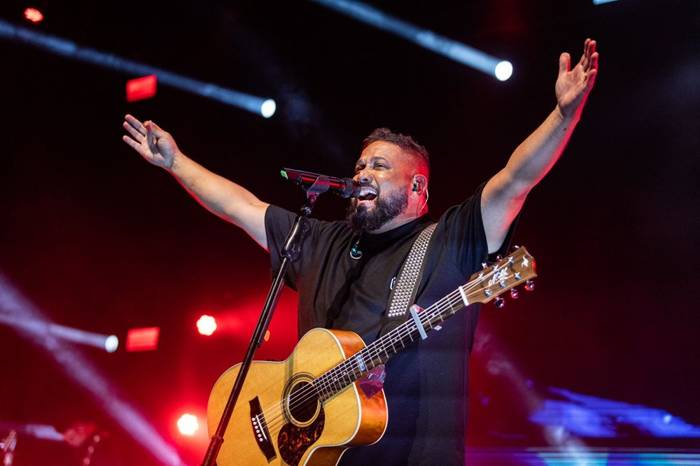 Com casa cheia, Fernandinho faz show histórico da “Turnê Único” no palco do Qualistage, no Rio de Janeiro