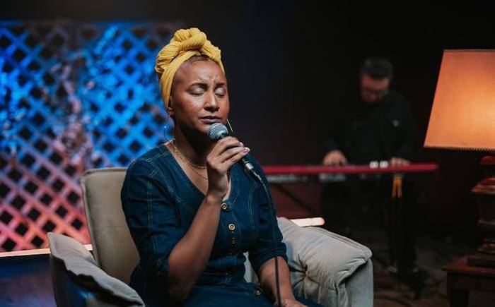 Conheça Bruna Robert que, há mais de 20 anos, leva boas novas as nações através da música e do seu testemunho