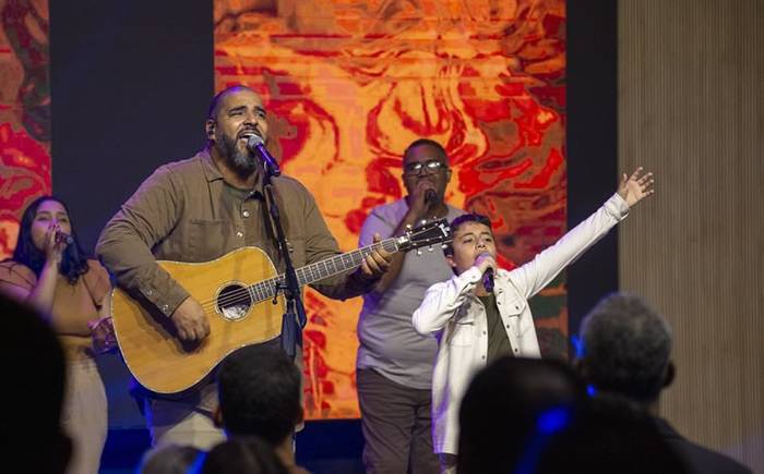 Marcos Miranda resgata primeiros trabalhos no medley “O Céu Desceu / A Melhor Parte”, pela Gravadora Futura Music
