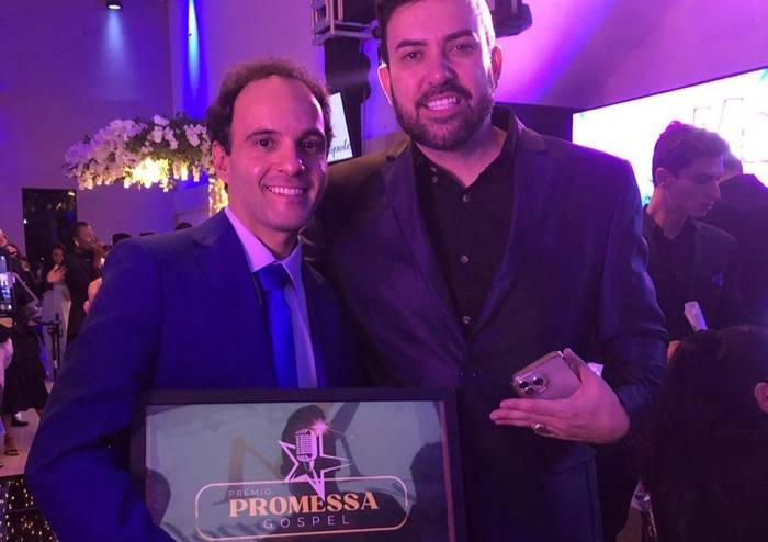 Edu Silvera vence o Prêmio Promessa Gospel 2024 na categoria Cantor Multi Talento