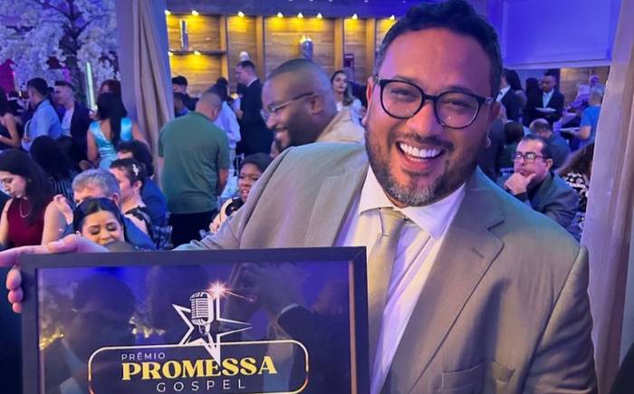 Cantor Everton Mestre recebe o Prêmio Promessa Gospel 2024 na categoria “Feat Destaque do Ano”