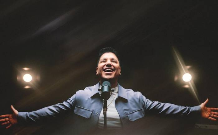 Léo Franco interpreta lindamente a canção “Ouço Tua Voz”