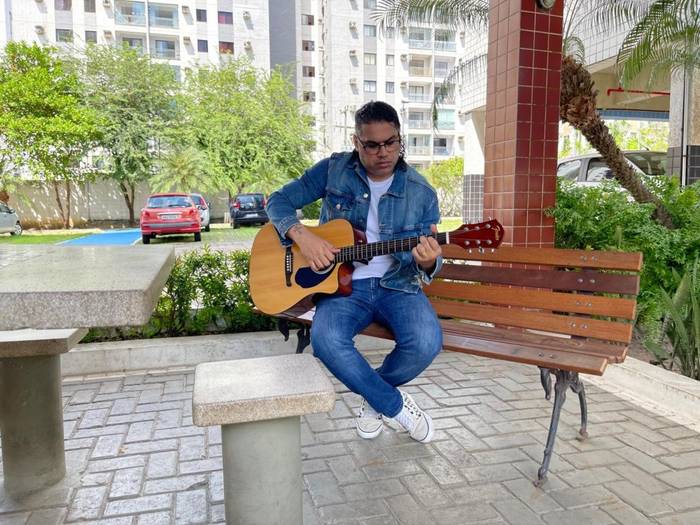 Cantor Francis Santos lança o single "Salmos", composição que nasceu de devocionais