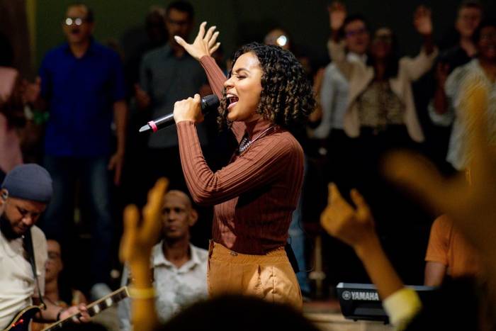 Cantora Tirza Almeida lança o clipe de "Não Há Outro" e celebra testemunhos de vidas impactadas