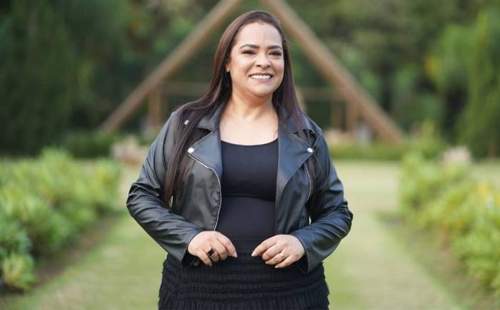 Em nova fase, Bárbara Pinheiro lança a canção “Lá Vem Davi”