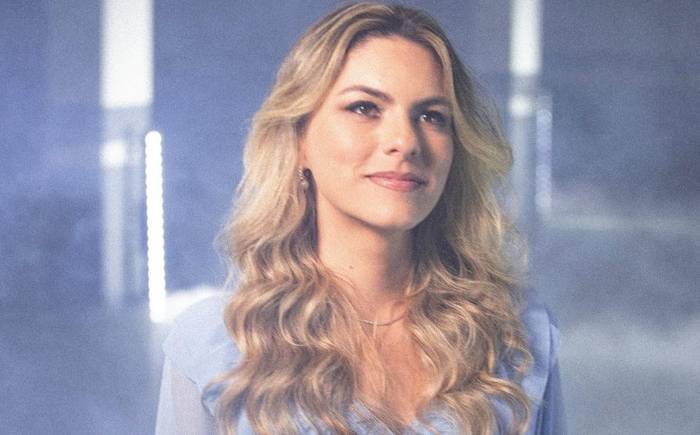 Em seu novo projeto, Ellen Alves traz a canção “Abre e Fecha Portas”