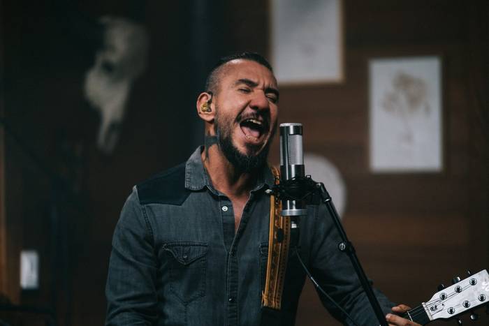 Rodolfo Abrantes se apresenta no Teatro Clara Nunes, no Rio de Janeiro, com a Microfonia Tour