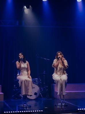 Alice e Amanda lançam nova versão de "Salmo 91", clássico do grupo Vocal Livre, nas plataformas digitais