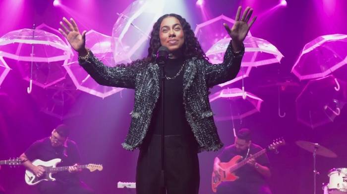 Em single inédito, Izabelle Ribeiro canta “Segura Minha Mão”