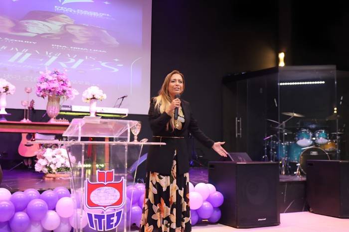Nina Lima recebe medalha "Ester" durante evento no Espírito Santo