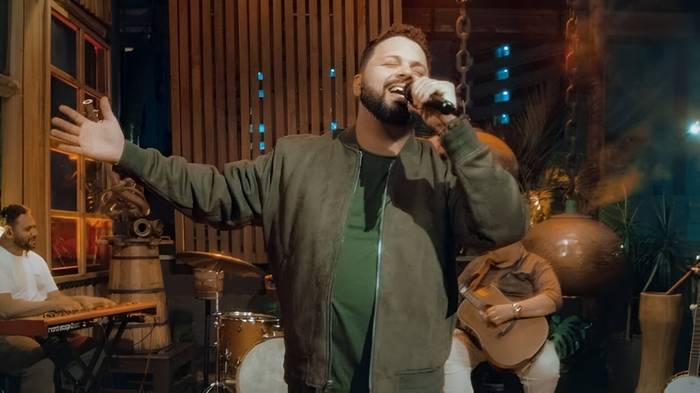 Klebson Kollins lança versão acústica e intimista da canção “Te Adorar é o Meu Prazer”