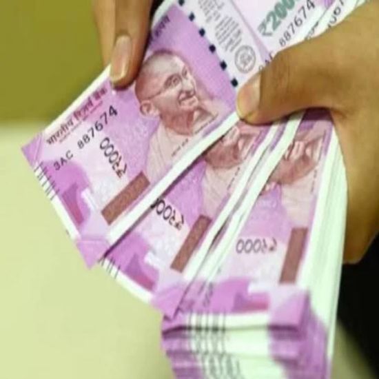 २ हजाराच्या नोटा व्यवहारातून गायब झालेल्या पुन्हा एकदा बाजारपेठेत अवतरल्या.